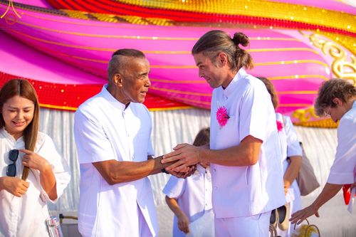 ภาพ No.201242:พิธีตักบาตรพระธรรมยาตรา ณ อนุสรณ์สถานลำดับที่ 5 สถานที่เผยแผ่วิชชาธรรมกายครั้งแรก อนุสรณ์สถานบางปลา วัดบางปลา อำเภอบางเลน จังหวัดนครปฐม ในโครงการธรรมยาตรา กตัญญูบูชา มหาปูชนียาจารย์ พระมงคลเทพมุนี(สด จนฺทสโร) พระผู้ปราบมาร อนุสรณ์สถาน 7 แห่ง ปีที่ 13