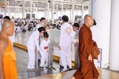 ภาพ No.136779:พิธีตักบาตร พิธีบูชาข้าวพระ ในวันอาทิตย์ต้นเดือนที่ 5 พฤษภาคม พ.ศ. 2567 ณ วัดพระธรรมกาย จ.ปทุมธานี