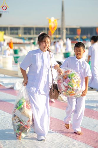 ภาพ No.187950:พิธีตักบาตรฉลองพระใหม่ ต้อนรับพุทธศักราช 2568 ณ ลานธรรมพระมหาธรรมกายเจดีย์ วัดพระธรรมกาย จ.ปทุมธานี วันที่ 1 มกราคม พ.ศ. 2568