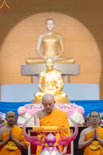 ภาพ No.160338:พิธีทอดผ้าป่าสมทบกฐินวัดพระธรรมกาย และสมทบกฐิน 30,000 วัดทั่วไทย ครั้งที่ 3 ณ สภาธรรมกายสากล วัดพระธรรมกาย วันพฤหัสบดีที่ 10 ตุลาคม พ.ศ. 2567