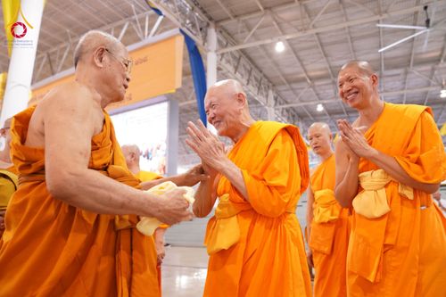 ภาพ No.60159:พิธีเจริญพระพุทธมนต์ "ฉลองอายุวัฒนมงคล 80 ปี หลวงพ่อธัมมชโย" พิธีถวายไทยธรรม คณะสงฆ์ 10,000 กว่าวัดทั่วประเทศ ในวันคุ้มครองโลก วันจันทร์ที่ 22 เมษายน พ.ศ. 2567 ณ สภาธรรมกายสากล วัดพระธรรมกาย จ.ปทุมธานี