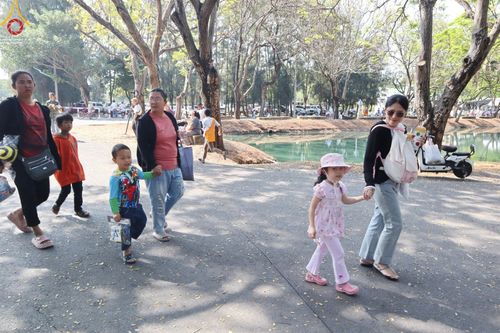 ภาพ No.194080:วัดพระธรรมกาย จัดงานวันเด็กแห่งชาติ ประจำปี พ.ศ.2568 ออกร้านอาหาร 200 ร้าน มอบของขวัญหลายหมื่นชิ้น วันที่ 12 มกราคม พ.ศ. 2568 วัดพระธรรมกาย อ.คลองหลวง จ.ปทุมธานี