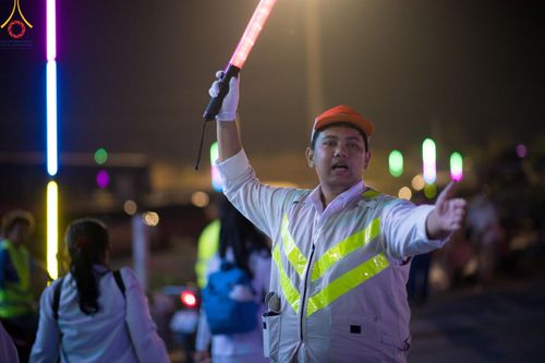 ภาพ No.198937:V.50 สารพัดV สารพัดดี ที่ธรรมยาตรา ในโครงการธรรมยาตรา กตัญญูบูชา มหาปูชนียาจารย์ พระมงคลเทพมุนี(สด จนฺทสโร) พระผู้ปราบมาร อนุสรณ์สถาน 7 แห่ง ปีที่ 13 ระหว่างวันที่ 2-31 มกราคม พ.ศ. 2568