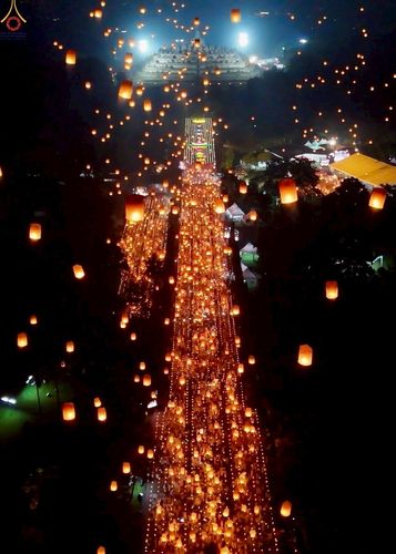 ภาพ No.224693:วันจันทร์ที่ 12 พฤษภาคม พ.ศ. 2568  ชาวพุทธในอินโดนีเซีย ร่วมฉลองวิสาขบูชาจุดประทีปกว่า 200,000 ดวง ณ พระมหาเจดีย์บรมพุทโธ  เจริญพุทธมนต์ถวาย “พระวชิรเกล้าเจ้าอยู่หัว”