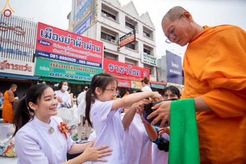 ภาพ No.126256:พิธีทำบุญเมืองนครราชสีมา ฉลอง 556 ปี ตักบาตรพระ 10,000 รูป ในวันเสาร์ที่ 2 มีนาคม พ.ศ.2567 ณ อนุสาวรีย์ท้าวสุรนารี จ.นครราชสีมา จัดโดย คณะสงฆ์จังหวัดนครราชสีมา ร่วมกับสำนักงานจังหวัดนครราชสีมา