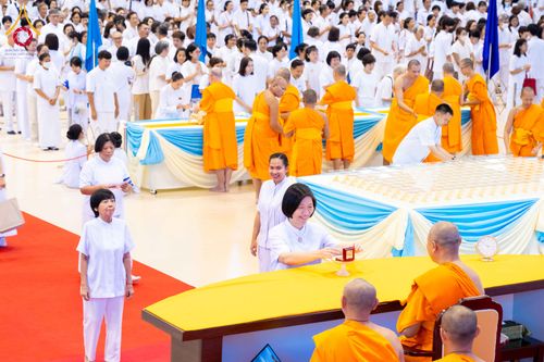 ภาพ No.338108:วันอาทิตย์ต้นเดือน 5 กรกฎาคม พ.ศ.2569 สัมมนาพิเศษ พิธีมอบพระของขวัญ ณ ห้องแก้วสารพัด1 วัดพระธรรมกาย