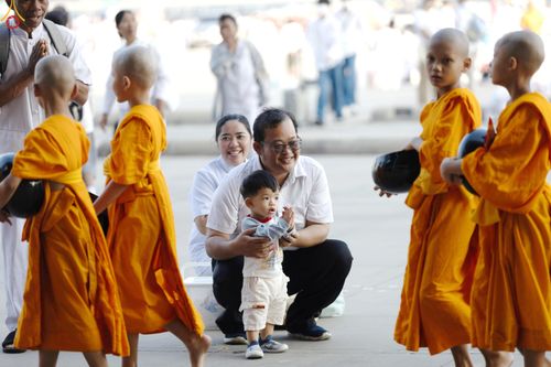 ภาพ No.279961:วันที่ 1 มกราคม พ.ศ.2569 พิธีตักบาตรในวันขึ้นปีใหม่ ณ ลานธรรม วัดพระธรรมกาย