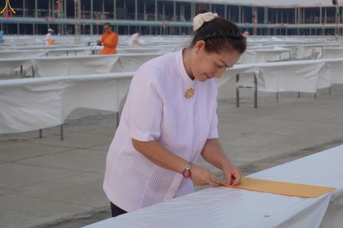 ภาพ No.321225:วันที่ 10-11 เมษายน พ.ศ.2569 การเตรียมกล่องไทยธรรม และการติดผ้ารับประเคน เพื่องานถวายมหาสังฆทาน 40,000 กว่าวัดทั่วประเทศ วันคุ้มครองโลก 22 เมษายน พ.ศ.2569 วัดพระธรรมกาย