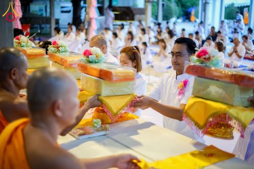 ภาพ No.288080:วันที่ 4 มกราคม พ.ศ. 2569 พิธีถวายภัตตาหารเป็นสังฆทาน แด่พระธรรมยาตรา ในโครงการธรรมยาตรา กตัญญูบูชา มหาปูชนียาจารย์ พระมงคลเทพมุนี(สด จนฺทสโร) พระผู้ปราบมาร อนุสรณ์สถาน 7 แห่ง ปีที่ 14 ณ อนุสรณ์สถานมหาวิหารพระมงคลเทพมุนี (โลตัสแลนด์) อ.สองพี่น้อง จ.สุพรร