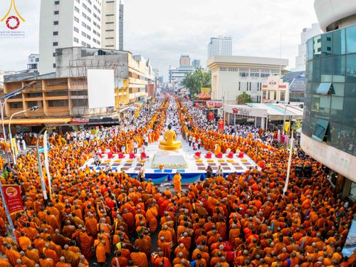 ภาพ No.343223:วันอาทิตย์ที่ 16 สิงหาคม พ.ศ.2569 พิธีตักบาตรพระ 10,000 รูป นานาชาติ ปีที่ 23 คณะสงฆ์ 4 ประเทศ 14 จังหวัดภาคใต้ น้อมถวายเป็นพุทธบูชา ทำบุญเพื่อแม่- พ่อ ณ ถนนนิพัทธ์อุทิศ 3 อ.หาดใหญ่ จ.สงขลา