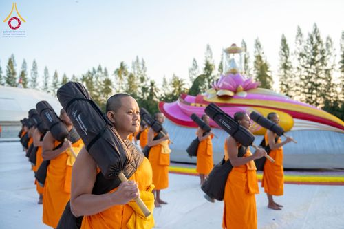 ภาพ No.290682:วันที่ 8 มกราคม พ.ศ. 2569 พระธรรมยาตราปฏิบัติธรรม และถ่ายภาพหมู่ประวัติศาสตร์ ในโครงการธรรมยาตรา กตัญญูบูชามหาปูชนียาจารย์ พระมงคลเทพมุนี(สด จนฺทสโร) พระผู้ปราบมาร อนุสรณ์สถาน 7 แห่ง ปีที่ 14 ณ อนุสรณ์สถานคลองบางนางแท่น อ.สามพราน จ.นครปฐม