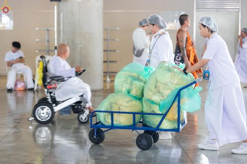 ภาพ No.325914:วันที่ 22 เมษายน พ.ศ.2569(วันคุ้มครองโลก) งานถวายมหาสังฆทาน 40,000 กว่าวัดทั่วประเทศ เจ้าหน้าที่ สาธุชน ร่วมใจจัดเตรียมภัตตาหารเพล (ชุด 2)