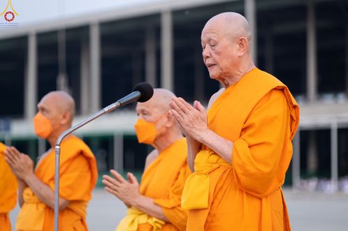 ภาพ No.79214:พิธีอัญเชิญองค์พระบรมพุทธเจ้า 24 องค์ เวียนประทักษิณรอบพระมหาธรรมกายเจดีย์ ณ วัดพระธรรมกาย  วันที่ 2 เมษายน พ.ศ. 2566