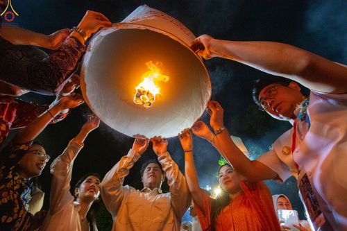 ภาพ No.82079:พิธีจุดวิสาขประทีป 22,000 ดวงและโคมลอย 3,000 ดวง ( Festival  lampion Vesak Indonesia) ณ มหาเจดียบรมพุทโธ อินโดนีเซีย  วันอาทิตย์ที่ 4 มิ.ย. พ.ศ.2566
