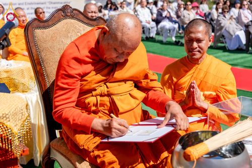 ภาพ No.62466:คณะศิษยานุศิษย์รวมใจสถาปนาและสมโภช ธรรมจักร เพื่ออัญเชิญประดิษฐาน ณ ยอดอุโบสถ 80 ปี หลวงพ่อธัมมชโย วัดพระธรรมกายนิวเจอร์ซี ประเทศสหรัฐอเมริกา  วันอาทิตย์ที่ 7 เมษายน พ.ศ. 2567