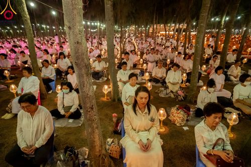 ภาพ No.107205:พิธีจุดประทีปถวายเป็นพุทธบูชา และบูชาธรรมมหาปูชนียาจารย์ ในโครงการธรรมยาตรากตัญญูบูชา มหาปูชนียาจารย์ พระมงคลเทพมุนี(สด จนฺทสโร) พระผู้ปราบมาร  อนุสรณ์สถาน 7 แห่ง ปีที่ 12  วันที่ 6 มกราคม พ.ศ. 2567 ณ อนุสรณ์สถานมหาวิหารพระมงคลเทพมุนี อ.สองพี่น้อง จ.สุพร