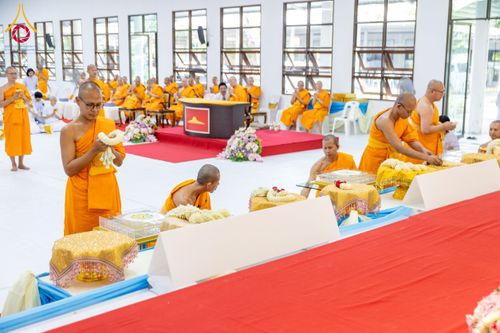 ภาพ No.160889:พิธีเจริญพระพุทธมนต์ และปิดแผ่นทองรูปเหมือน พระเดชพระคุณพระมงคลเทพมุนี (สด จนฺทสโร) พระผู้ปราบมาร จำนวน 3 องค์ วันเสาร์ที่ 5 ตุลาคม พ.ศ. 2567 ณ อาคารปลูกศรัทธา 2 (ชานชลาเดิม) วัดพระธรรมกาย อ.คลองหลวง จ.ปทุมธานี