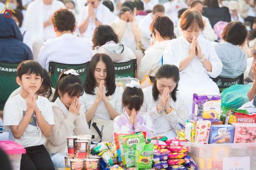 ภาพ No.201115:พิธีตักบาตรพระธรรมยาตรา ณ อนุสรณ์สถานลำดับที่ 5 สถานที่เผยแผ่วิชชาธรรมกายครั้งแรก อนุสรณ์สถานบางปลา วัดบางปลา อำเภอบางเลน จังหวัดนครปฐม ในโครงการธรรมยาตรา กตัญญูบูชา มหาปูชนียาจารย์ พระมงคลเทพมุนี(สด จนฺทสโร) พระผู้ปราบมาร อนุสรณ์สถาน 7 แห่ง ปีที่ 13