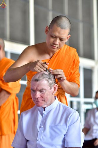 ภาพ No.230866:วันที่ 28 มิถุนายน พ.ศ. 2568 พิธีตัดปอยผมและปลงผม โครงการบวชพระนานาชาติ AEC & WAB รุ่นที่ 9 ณ วิหารคด 2 วัดพระธรรมกาย