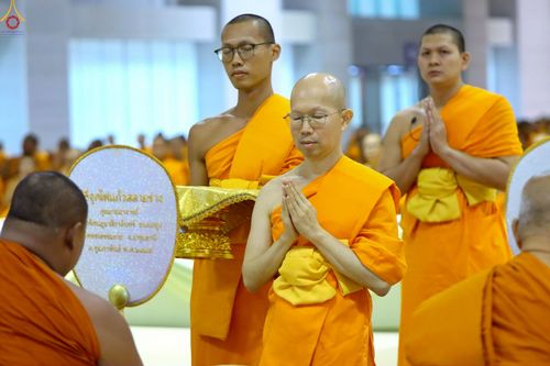 ภาพ No.233856:วันเสาร์ที่ 19 กรกฎาคม พ.ศ.2568 วันมหารำลึก ครั้งที่ 35 พิธีรำลึกถึงนักสร้างบารมี , พิธีสวดพระพุทธมนต์ , พิธีทอดผ้าบังสกุลและถวายไทยธรรม วัดพระธรรมกาย