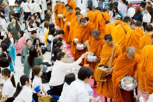 ภาพ No.243147:วันพฤหัสบดีที่ 4 กันยายน พ.ศ. 2568 เวลา 07.00-08.15 น. มหาวิทยาลัยเกษตรศาสตร์ กำแพงแสน ร่วมทำบุญตักบาตร Freshy KU85 พระสงฆ์ 85 รูป