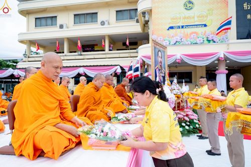 ภาพ No.241974:วันอาทิตย์ที่ 31 สิงหาคม พ.ศ. 2568 พิธีทำบุญแด่คณะสงฆ์ 122 รูป ฉลอง 121 ปี อำเภอคลองหลวง จ.ปทุมธานี เพื่อนำส่งช่วยเหลือคณะสงฆ์ 323 วัด 4 จังหวัดชายแดนภาคใต้ และช่วยเหลือประชาชนจากเหตุปะทะ แนวชายแดนไทย-กัมพูชา ณ บริเวณหน้าที่ว่าการอำเภอคลองหลวง 