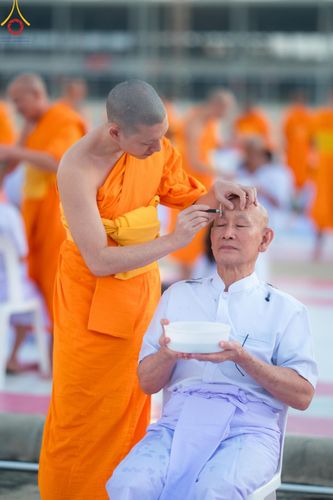 ภาพ No.180084:พิธีปลงผมนาคธรรมทายาท ในโครงการอุปสมบทหมู่ บูชาธรรมมหาปูชนียาจารย์ (ศูนย์อบรมวัดพระธรรมกาย) วันที่ 1 ธันวาคม พ.ศ. 2567 ณ ลานธรรมหารัตนวิหารคด วัดพระธรรมกาย จ.ปทุมธานี