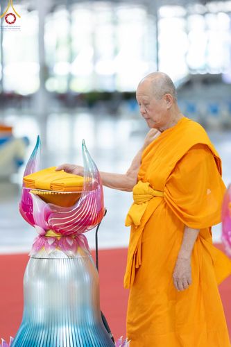 ภาพ No.99877:พิธีทอดผ้าป่า ต้นสมบัติจักรพรรดิ ในวันอาทิตย์ที่ 3 ธันวาคม พ.ศ. 2566 ณ สภาธรรมกายสากล วัดพระธรรมกาย จ.ปทุมธานี