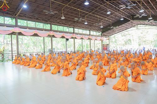 ภาพ No.135138: พิธีบรรพชาสามเณร  พิธีตักบาตรฉลองสามเณรใหม่ วันที่ 1 เมษายน พ.ศ.2567 ในโครงการบรรพชาสามเณรฟื้นฟูพระพุทธศาสนาทั่วไทย ณ ศูนย์ปฏิบัติธรรมแก้วเมืองเลย