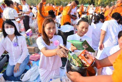 ภาพ No.110332:พิธีตักบาตรพระธรรมยาตราฯ ในโครงการธรรมยาตรากตัญญูบูชา มหาปูชนียาจารย์ พระมงคลเทพมุนี(สด จนฺทสโร) พระผู้ปราบมาร ปีที่ 12 ณ อนุสรณ์สถานลำดับที่ 2 สถานที่ตั้งมโนปณิธานบวชตลอดชีวิต อนุสรณ์สถานบางนางแท่น จ.นครปฐม วันที่ 11 มกราคม พ.ศ. 2567