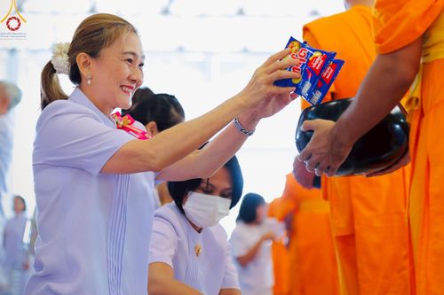 ภาพ No.222063:วันที่ 4 พฤษภาคม พ.ศ. 2568 พิธีตักบาตร เนื่องในวันอาทิตย์ต้นเดือน ณ บ้านแก้วเรือนทองคุณยายฯ วัดพระธรรมกาย