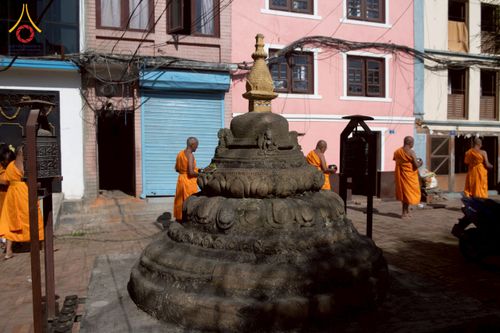 ภาพ No.213197:วันที่ 17 - 18 มีนาคม พ.ศ. 2568 คณะสงฆ์และสามเณรเดินบิณฑบาต รอบเมืองในพื้นที่ วัดสยมภูวนาถและราชวังปาตัน ณ เมืองกาฐมาณฑุ ประเทศเนปาล