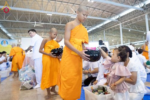 ภาพ No.223429:วันวิสาขบูชา วันอาทิตย์ที่ 11 พฤษภาคม พ.ศ. 2568 พิธีตักบาตร และปฎิบัติธรรม ณ สภาธรรมกายสากล วัดพระธรรมกาย