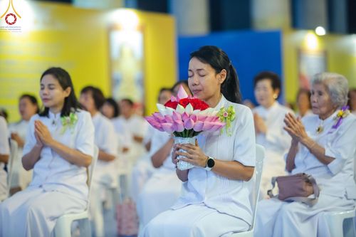 ภาพ No.150394:พิธีจุดประทีป และพิธีฉลองชัยสวดมนต์ บทธัมมจักกัปปวัตตนสูตร ครบ 6,668,272,727 จบ เนื่องในวันธรรมชัย 27 สิงหาคม พ.ศ. 2567 ณ มหารัตนวิหารคด วัดพระธรรมกาย