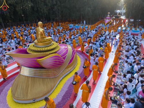 ภาพ No.107464:พิธีตักบาตรพระธรรมยาตราฯ ในโครงการธรรมยาตรากตัญญูบูชา มหาปูชนียาจารย์ พระมงคลเทพมุนี(สด จนฺทสโร) พระผู้ปราบมาร ปีที่ 12 ณ อนุสรณ์สถานมหาวิหารพระมงคลเทพมุนี อ.สองพี่น้อง จ.สุพรรณบุรี วันที่ 7 มกราคม พ.ศ. 2567