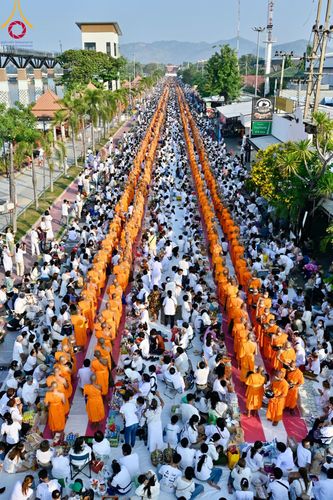 ภาพ No.101907:ตักบาตรพระ 10,000 รูป เติมบุญให้แผ่นดิน เนื่องในโอกาส 192 ปี จังหวัดกาญจนบุรี หนึ่งในโครงการตักบาตรพระ 2,000,000 รูป  77 จังหวัดทุกวัดทั่วไทย วันจันทร์ที่ 11 ธันวาคม พ.ศ. 2566 บริเวณถนนสองแคว (SKY WALK) เมืองกาญจนบุรี
