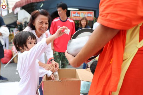 ภาพ No.85986:ตักบาตรพระนานาชาติ 10,000 รูป ใจกลางนครหาดใหญ่ จ.สงขลา วันอาทิตย์ที่ 20 สิงหาคม พ.ศ. 2566