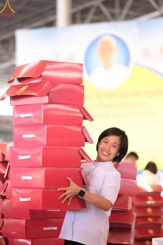 ภาพ No.212345:วันพุธที่ 19 มีนาคม พ.ศ. 2568 การบรรจุไทยธรรมลงกล่องสำเร็จ 43,500 กล่อง เพื่อถวายแด่พระสังฆาธิการ 40,000 กว่าวัดทั่วไทย ในวันคุ้มครองโลก 22 เมษายน พ.ศ. 2568 ณ บ้านแก้วเรือนทองคุณยายฯ วัดพระธรรมกาย