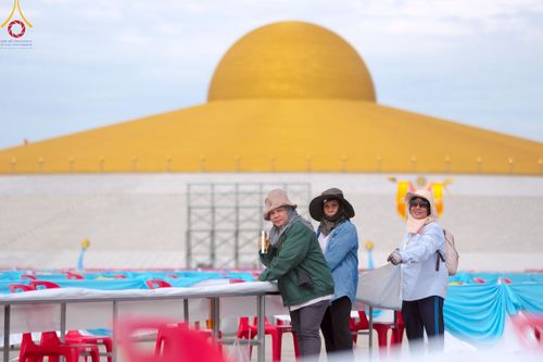 ภาพ No.218544:วันที่ 15 - 18 เมษายน พ.ศ. 2568 การเตรียมภาชนะสำหรับถวายภัตตาหาร , การจัดโต๊ะเก้าอี้ในลานธรรม , การแพ็คพัสดุงานต้อนรับ เพื่องานวันคุ้มครองโลก 22 เมษายน พ.ศ.2568 วัดพระธรรมกาย