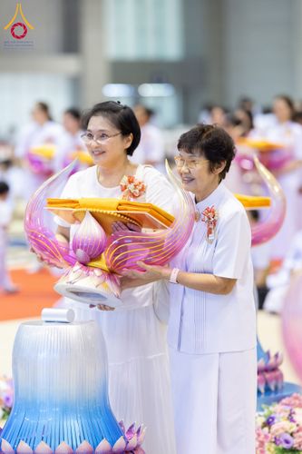 ภาพ No.134391:พิธีทอดผ้าป่าสมทบ มหาสังฆทาน 10,000 วัด ทั่วไทย วันอาทิตย์ต้นเดือนที่ 7 เมษายน พ.ศ.2567 ณ ห้องแก้วสารพัดนึก 1 สภาธรรมกายสากล  วัดพระธรรมกาย จ.ปทุมธานี