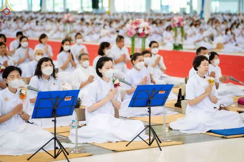 ภาพ No.89529:พิธีตักบาตร ข้าวสารอาหารแห้ง พิธีบูชาข้าวพระ และพิธีจุดเทียนใจ ไฟนิรันดร์  อนันตชัย ณ สภาธรรมกายสากล วัดพระธรรมกาย วันอาทิตย์ที่ 1 ตุลาคม พ.ศ. 2566