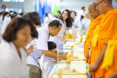 ภาพ No.159565:สัมมนาพิเศษและพิธีมอบองค์พระธรรมกาย 2,000 องค์ ณ ห้องแก้วสารพัดนึก 1 วัดพระธรรมกาย วันอาทิตย์ต้นเดือนที่ 6 ตุลาคม พ.ศ. 2567