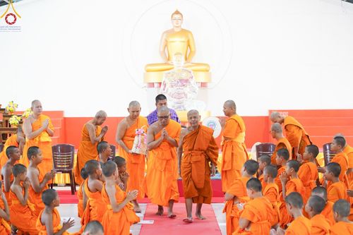 ภาพ No.61158:สามเณรออกบิณฑบาต และกิจกรรมอบรมสามเณร ในโครงการบรรพชาสามเณรฟื้นฟู พระพุทธศาสนาทั่วไทย ณ ศูนย์อบรมที่พักสงฆ์บ้านร่มเย็น จ.นราธิวาส วันที่ 2-15 เมษายน พ.ศ. 2567