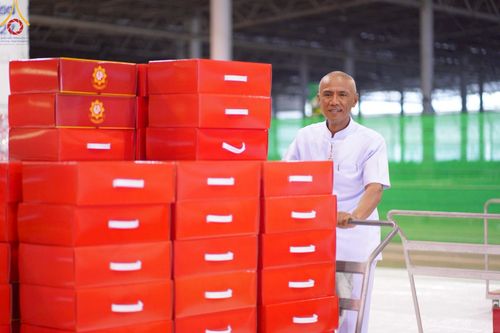 ภาพ No.214421:วันที่ 29 มีนาคม พ.ศ.2568 กิจกรรมใส่ถุงซิปกล่องไทยธรรม เพื่อรักษาความประณีตของกล่องไทยธรรม ในทุกสภาพอากาศ ณ บ้านแก้วเรือนทองคุณยาย วัดพระธรรมกาย