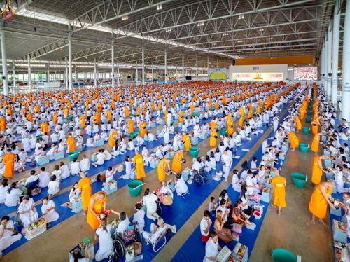 ภาพ No.240486:วันพุธที่ 27 สิงหาคม พ.ศ. 2568 พิธีตักบาตร ในวันธรรมชัย ณ วัดพระธรรมกาย จ.ปทุมธานี