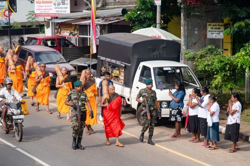 ภาพ No.140772:PhotoStory มหาศรัทธา ธรรมยาตราศรีลังกา EP.4 โครงการสยาม-ลังกา ธรรมยาตรา ฉลองเทศกาลวิสาขบูชาแห่งชาติ ศรีลังกา  บูชาธรรม 80 ปีหลวงพ่อธัมมชโย เส้นทางจาก เมืองดัมบูลลา ไปยัง เมืองมาตะเล  ตั้งแต่วันที่ 17-20 พฤษภาคม พ.ศ. 2567