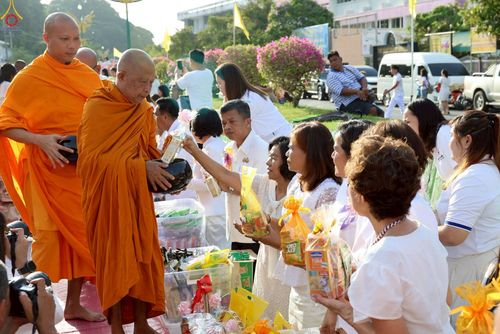 ภาพ No.235240:วันอาทิตย์ที่ 27 กรกฎาคม พ.ศ. 2568 พิธีตักบาตรพระ1,000 รูป ทำบุญเมืองพัทลุง ประธานสงฆ์ พระปริยัติวชิโรดม  เจ้าคณะจังหวัดพัทลุง ประธานฆราวาส นายรัฐศาสตร์ ชิดชู  ผู้ว่าราชการจังหวัดพัทลุง