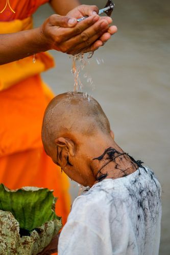 ภาพ No.63363:Photo Story  มหัศจรรย์วัดดงดินแดง Episode 1  พิธีปลงผมนาคธรรมทายาท  ในโครงการบรรพชาอุปสมบทหมู่ ฟื้นฟูพระพุทธศาสนาทั่วไทย วัดดงดินแดง ณ ลำน้ำแม่ตื่น อ.อมก๋อย จ.เชียงใหม่ วันที่ 2 เมษายน พ.ศ. 2567