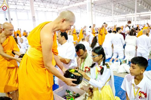 ภาพ No.207321:พิธีตักบาตร และปฏิบัติธรรมช่วงสาย ในวันมาฆบูชา วันพุธที่ 12 กุมภาพันธ์ พ.ศ. 2568 ณ วัดพระธรรมกาย จังหวัดปทุมธานี