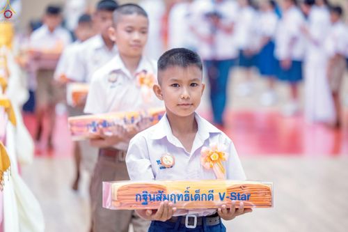ภาพ No.246005:วันเสาร์ที่ 13 กันยายน พ.ศ. 2568 พิธีมอบผ้าไตรประธานกฐินสัมฤทธิ์เด็กดี V-Star ณ สภาธรรมกายสากล วัดพระธรรมกาย